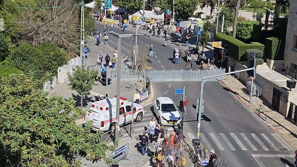 אמבולנס תקוע בחסימה.