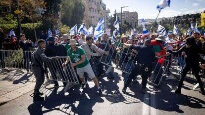 הפגנה בירושלים במחאה על פיטורי רונן בר, ראש השב"כ. | חיים גולדברג - פלאש 90