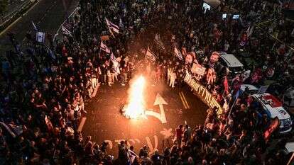 מתפרעים מבעירים מדורות וחוסמים כבישים בתל אביב במחאה נגד הממשלה, | אבשלום ששוני, פלאש 90