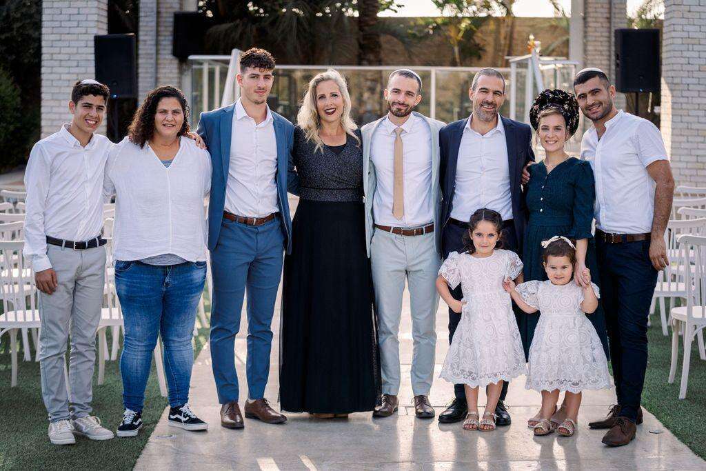 משפחת פישר, ספטמבר 2023 ; נבו שלישי משמאל. | רוני נתן