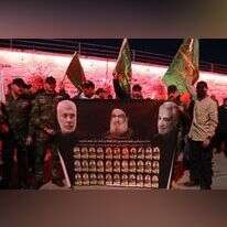 פעילי המיליציות הפרו-איראניות בעיראק מחזיקים בכרזה הנושאת את תמונותיהם של מפקד כוח קודס של משמרות המהפכה האיראני שחוסל, קאסם סולימאני, מנהיג חיזבאללה שחוסל, חסן נסראללה, וסגנו של מנהיג המיליציות שחוסל, אבו-מהדי אל-מוהנדס | EPA