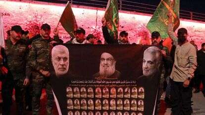 פעילי המיליציות הפרו-איראניות בעיראק מחזיקים בכרזה הנושאת את תמונותיהם של מפקד כוח קודס של משמרות המהפכה האיראני שחוסל, קאסם סולימאני, מנהיג חיזבאללה שחוסל, חסן נסראללה, וסגנו של מנהיג המיליציות שחוסל, אבו-מהדי אל-מוהנדס | EPA