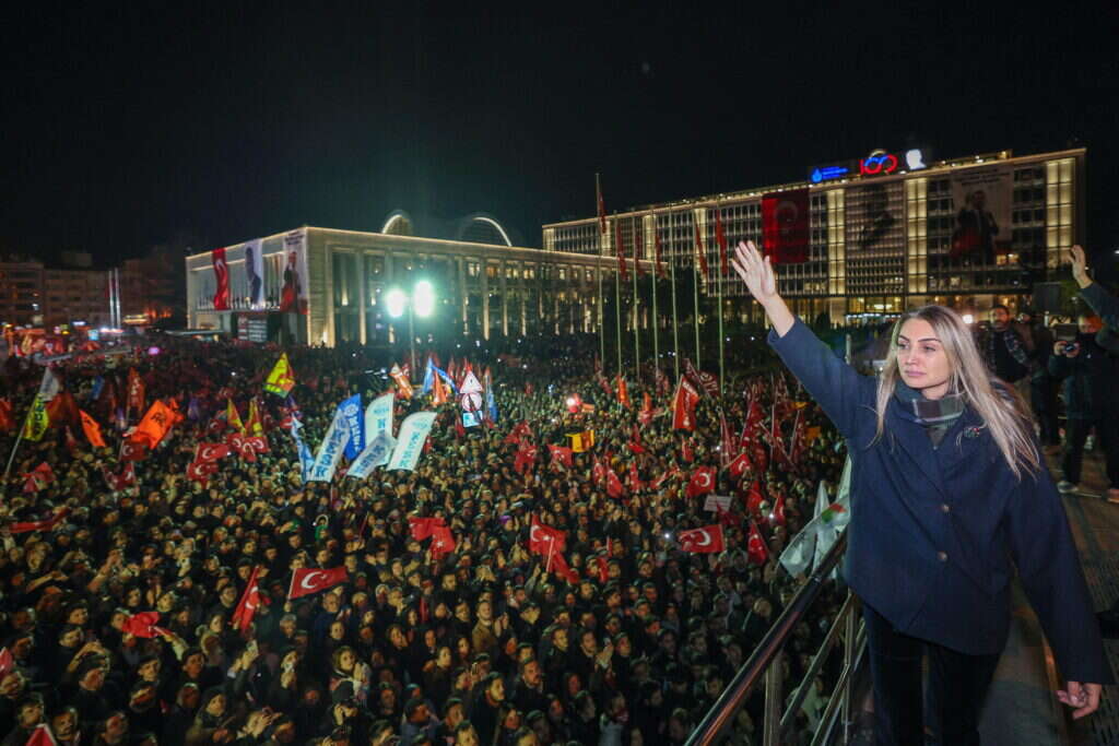 דילק קאיה אימאמוגלו, רעייתו של ראש העיר העצור אקרם  אימאמאולו, נושאת נאום בפני תומכיו מחוץ לעיריית איסטנבול. AFP