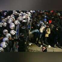 התנגשות בין משטרת טורקיה למפגינים בעקבות מעצר ראש עיריית איסטנבול. EPA/NECATI SAVAS