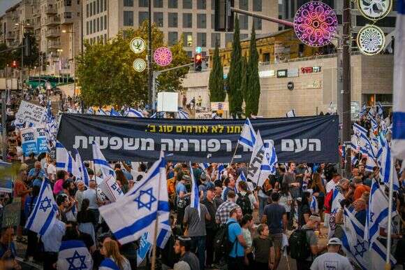 מפגינים בעד הרפורמה במערכת המשפט | אריה לייב אברמס - פלאש 90