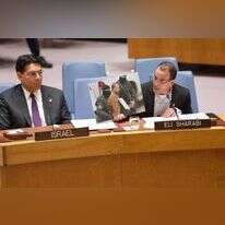 שורד השבי אלי שרעבי נואם בפני מועצת הביטחון של האו"ם, לצד השגריר דני דנון. | PERRY BINDELGLASS