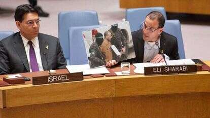 שורד השבי אלי שרעבי נואם בפני מועצת הביטחון של האו"ם, לצד השגריר דני דנון. | PERRY BINDELGLASS שורד השבי אלי שרעבי נואם בפני מועצת הביטחון של האו"ם, לצד השגריר דני דנון. | PERRY BINDELGLASS