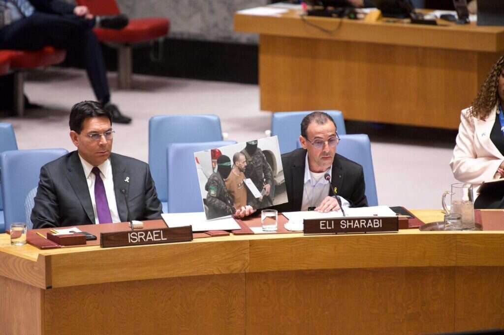 שורד השבי אלי שרעבי נואם בפני מועצת הביטחון של האו"ם, לצד השגריר דני דנון. | PERRY BINDELGLASS שורד השבי אלי שרעבי נואם בפני מועצת הביטחון של האו"ם, לצד השגריר דני דנון. | PERRY BINDELGLASS