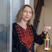 לגעת בנקודות התורפה. עידית בר. | יוסי אלוני