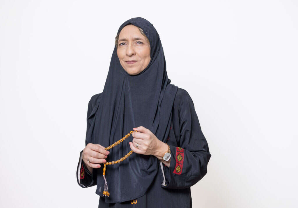 לגעת בנקודות התורפה. עידית בר. | יוסי אלוני