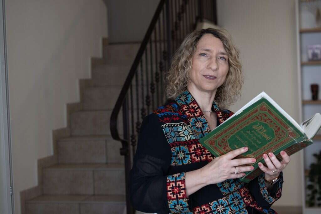 לגעת בנקודות התורפה. עידית בר. | יוסי אלוני