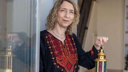 לגעת בנקודות התורפה. עידית בר. | יוסי אלוני