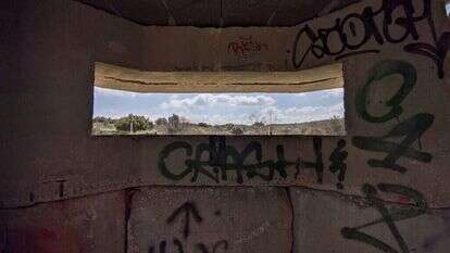 פתח בחומה המשקיף
אל לבנון. | אליהו גליל