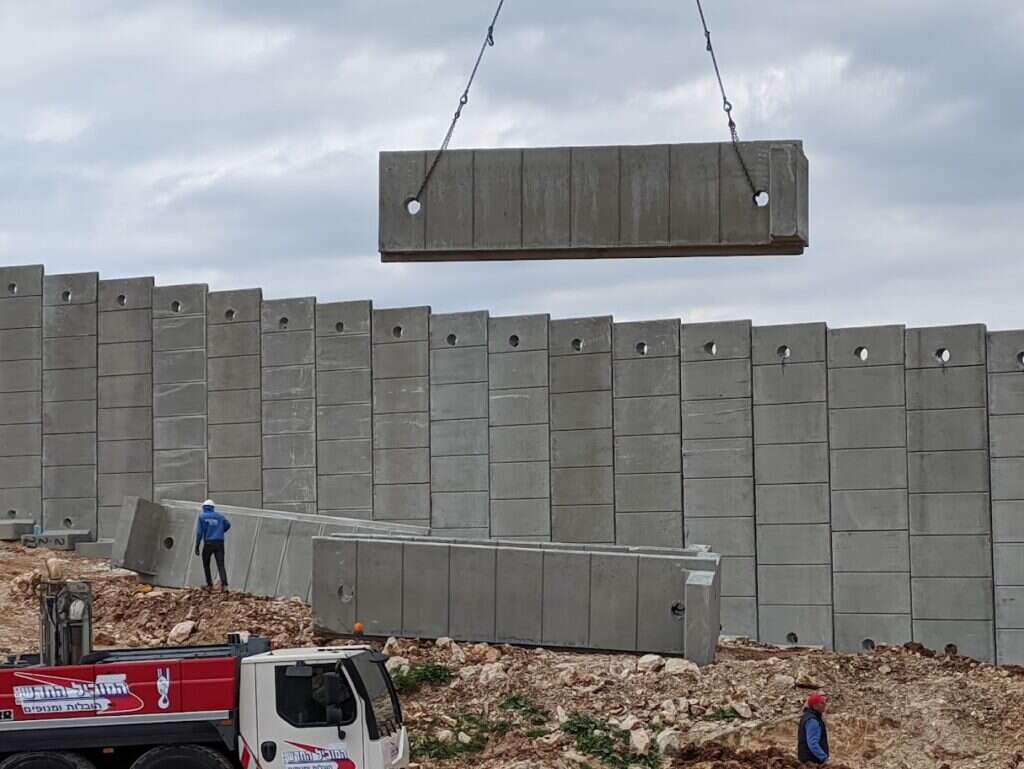 בניית החומה בגבול ישראל־לבנון. | אליהו גליל