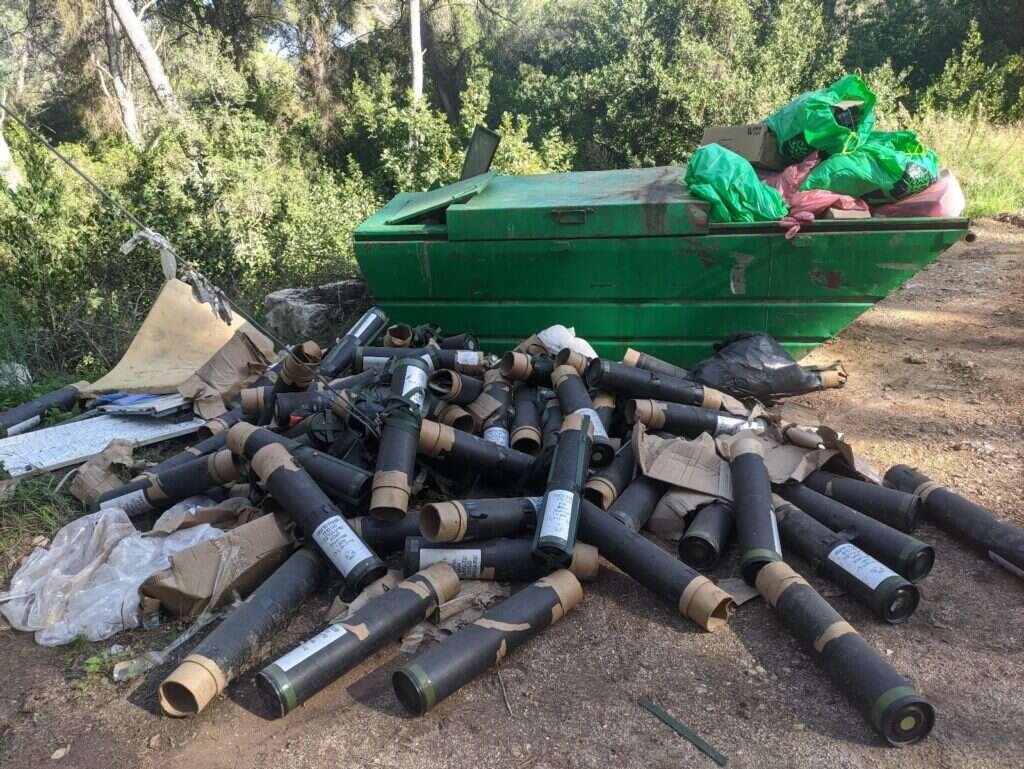 זבילים של תחמושת במושב שתולה, בתחילת
המלחמה. | אליהו גליל