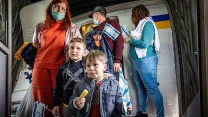 פליטים מאוקראינה בנתב"ג, 2022. | נתי שוחט, פלאש 90