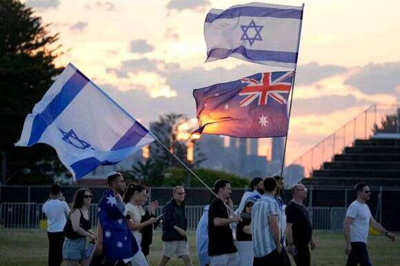 חברי הקהילה היהודית בסידני, אוסטרליה, בציון יום השנה לטבח השעה באוקטובר. | AP
