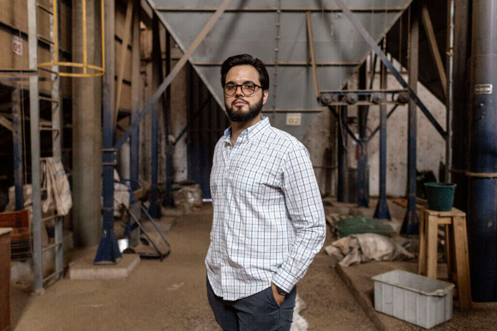 מבריחי הסמים עברו להבריח קפה. רודריגז אלבס במחסן בחוות הקפה שלו. | Dan Agostini - The Washington Post