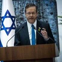 מושך אש בגלל הצעת פשרה כנה. נשיא המדינה יצחק הרצוג. | יונתן זינדל, פלאש 90