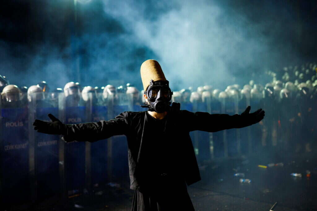 מהומות באיסטנבול כמחאה על מעצר מנהיג האופוזיציה. | AFP