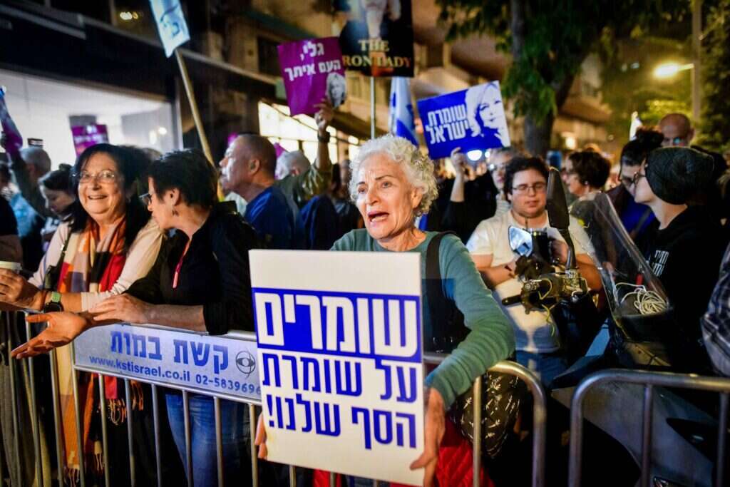 Israelis protest against and in support of Attorney General Gali Baharav-Miara, outside her home in Tel Aviv on November 20, 2024. Photo by Avshalom Sassoni/Flash90 *** Local Caption *** מודיעין
הפגנה
בית
שלטים
גלי בהרב מיארה
משפט
בעד