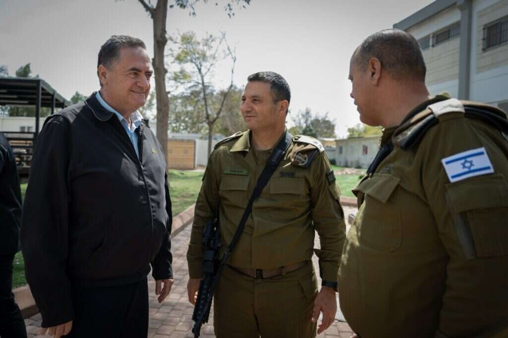 סגן הרמטכ"ל, אלוף תמיר ידעי, מפקד פיקוד דרום, אלוף יניב עשור עם שר הביטחון ישראל כץ. | אריאל חרמוני, משרד הביטחון