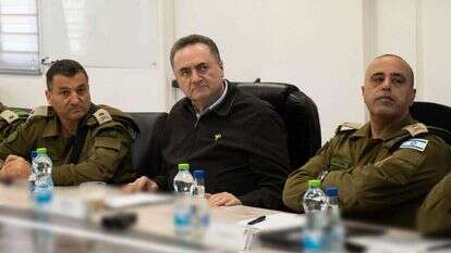 סגן הרמטכ"ל, אלוף תמיר ידעי, ומפקד פיקוד דרום, אלוף יניב עשור עם שר הביטחון ישראל כץ | אריאל חרמוני, משרד הביטחון