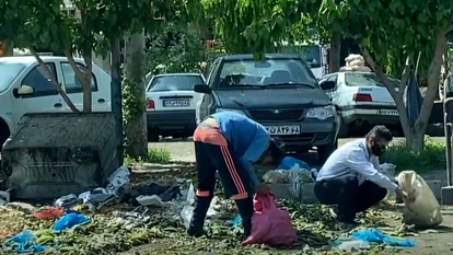 המשבר הכלכלי העמוק רק הולך ומחריף. איראנים מלקטים אוכל מהזבל ברחובות טהרן | יוטיוב