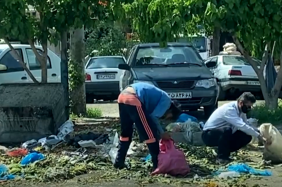 עמוק במשבר הפיננסי. איראנים מלקטים אוכל מהזבל ברחובות טהרן | יוטיוב עמוק במשבר הפיננסי. איראנים מלקטים אוכל מהזבל ברחובות טהרן | יוטיוב