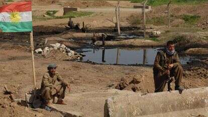 כוחות עיראקים-כורדים בבריכות נפט בעיראק. לצדם דגל הכורדים. | גטי אימג'ס כוחות עיראקים-כורדים בבריכות נפט בעיראק. לצדם דגל הכורדים. | גטי אימג'ס