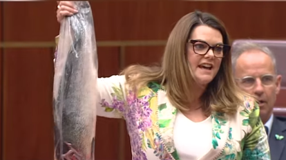 הסנאטורית האוסטרלית,  שרה הנסון-יאנג, עם הדג המת. | EPA