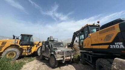 כוחות צה"ל והמנהל האזרחי מפנים את החממות הפלסטיניות הבלתי חוקיות. | המנהל האזרחי