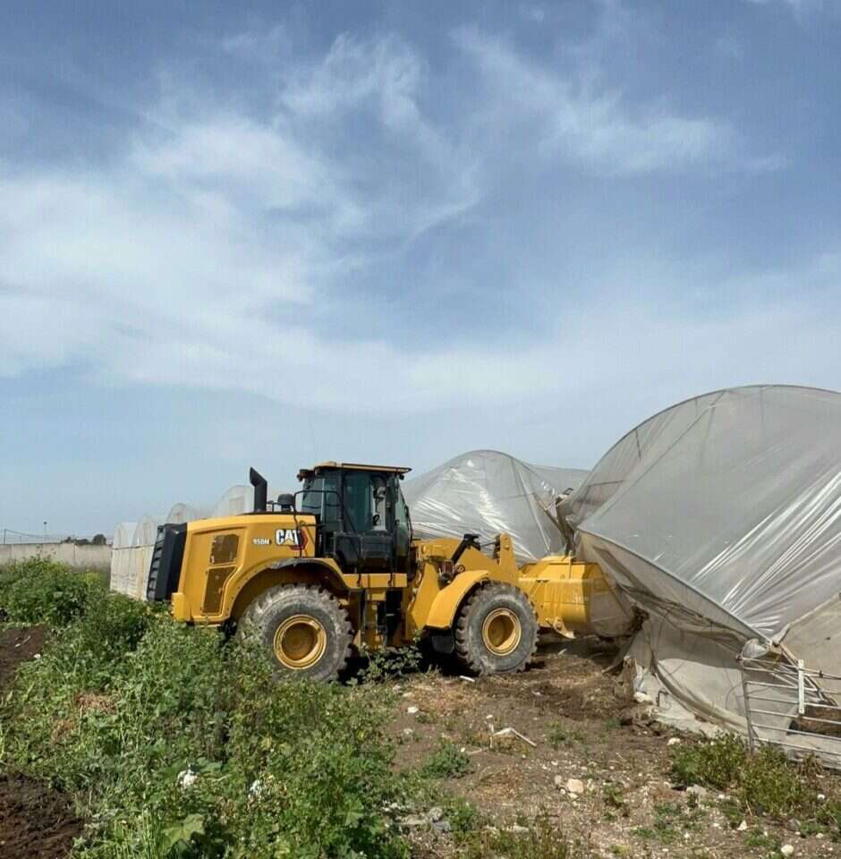 כוחות צה"ל והמנהל האזרחי מפנים את החממות הפלסטיניות הבלתי חוקיות. | המנהל האזרחי