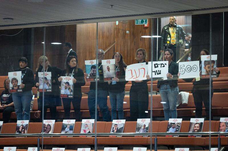 משפחות חטופים. מפגינות במליאת הכנסת. | יונתן זינדל - פלאש 90