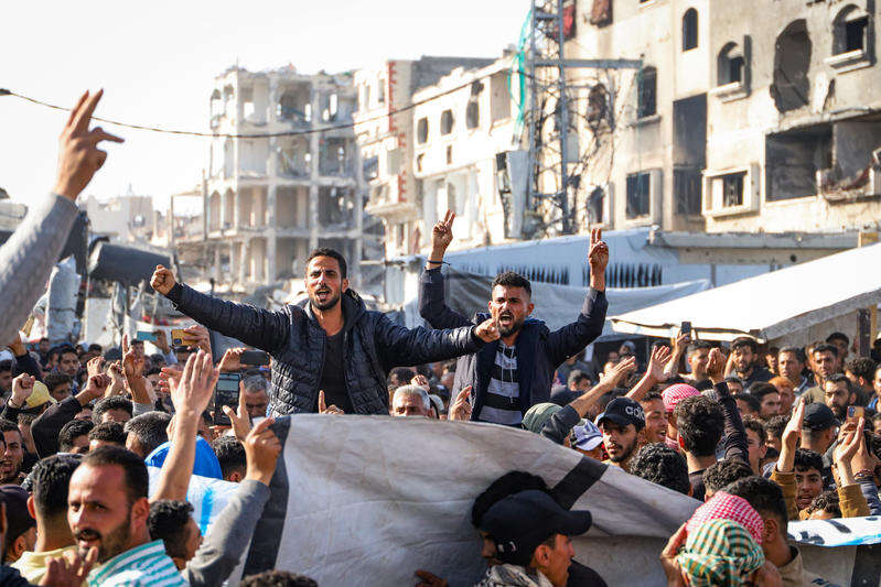 תושבי צפון רצועת עזה מפגינים בבית לאהיה נגד חמאס, היום. | פלאש 90