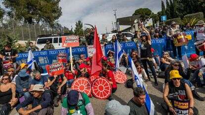 מפגיני שמאל חוסמים את הדרך לכנסת, השבוע. | חיים גולדברג - פלאש 90