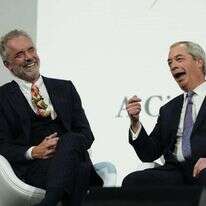 יו"ר מפלגת "רפורמה לבריטניה" נייג'ל פרג' משוחח על במת הכנס עם ההוגה הקנדי ג'ורדן פיטרסון. | Getty Images