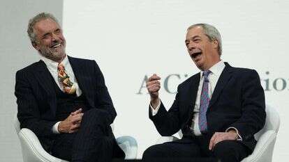 יו"ר מפלגת "רפורמה לבריטניה" נייג'ל פרג' משוחח על במת הכנס עם ההוגה הקנדי ג'ורדן פיטרסון. | Getty Images יו"ר מפלגת "רפורמה לבריטניה" נייג'ל פרג' משוחח על במת הכנס עם ההוגה הקנדי ג'ורדן פיטרסון. | Getty Images