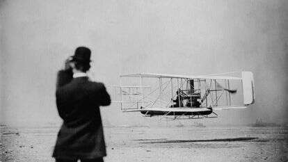 הקרדיט בזכות הוליווד? וילבור רייט ממריא לטיסה מעל נמל ניו־יורק, ספטמבר 1909. | שאטרסטוק