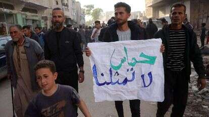 הפגנות העזתים נגד חמאס בבית לאהיה, 26.3. על השלט: "חמאס לא מייצג אותנו". | AFP