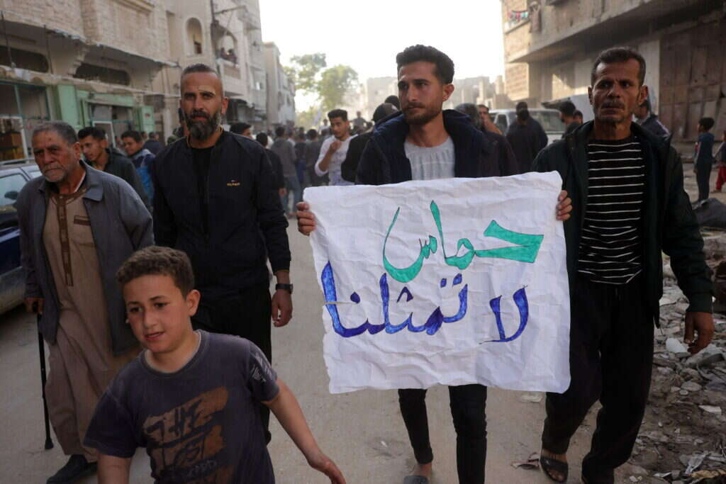 הפגנות העזתים נגד חמאס בבית לאהיה, 26.3. על השלט: "חמאס לא מייצג אותנו". | AFP