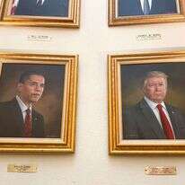 דיוקניהם של טראמפ ואובמה בבניין הקפיטול בדנוור. | AP