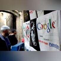 חולצות המשתמשות בגוגל לתעמולה אנטי-ישראלית, ברובע המוסלמי בירושלים. | נתי שוחט, פלאש 90