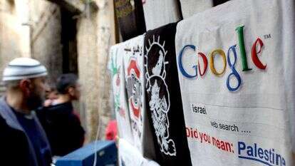 חולצות המשתמשות בגוגל לתעמולה אנטי-ישראלית, ברובע המוסלמי בירושלים. | נתי שוחט, פלאש 90 חולצות המשתמשות בגוגל לתעמולה אנטי-ישראלית, ברובע המוסלמי בירושלים. | נתי שוחט, פלאש 90