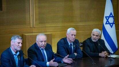 מימין: לפיד, גנץ, ליברמן וגולן. | יונתן סינדל, פלאש 90