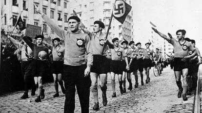 פשיסטיים רומנים צועדים בבוקרשט. הנאצים זכו לסיוע מהקהילה המקומית. | AP