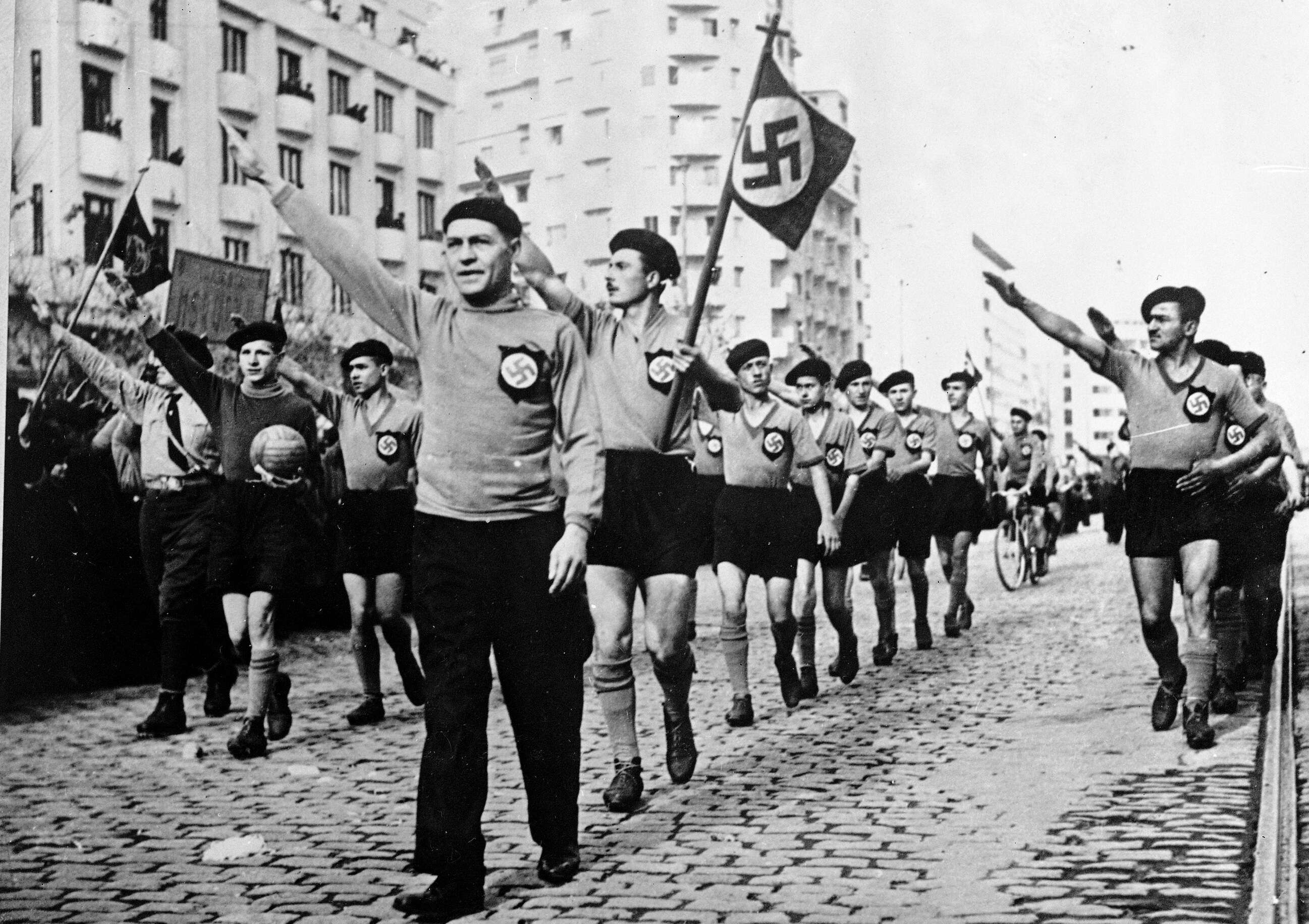 פשיסטיים רומנים צועדים בבוקרשט. הנאצים זכו לסיוע מהקהילה המקומית. | AP