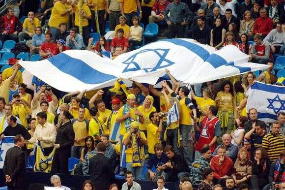 היורוליג חוזר לישראל. אוהדי מכבי ת"א חוגגים ביציע | עמוס בן גרשום, לע"מ