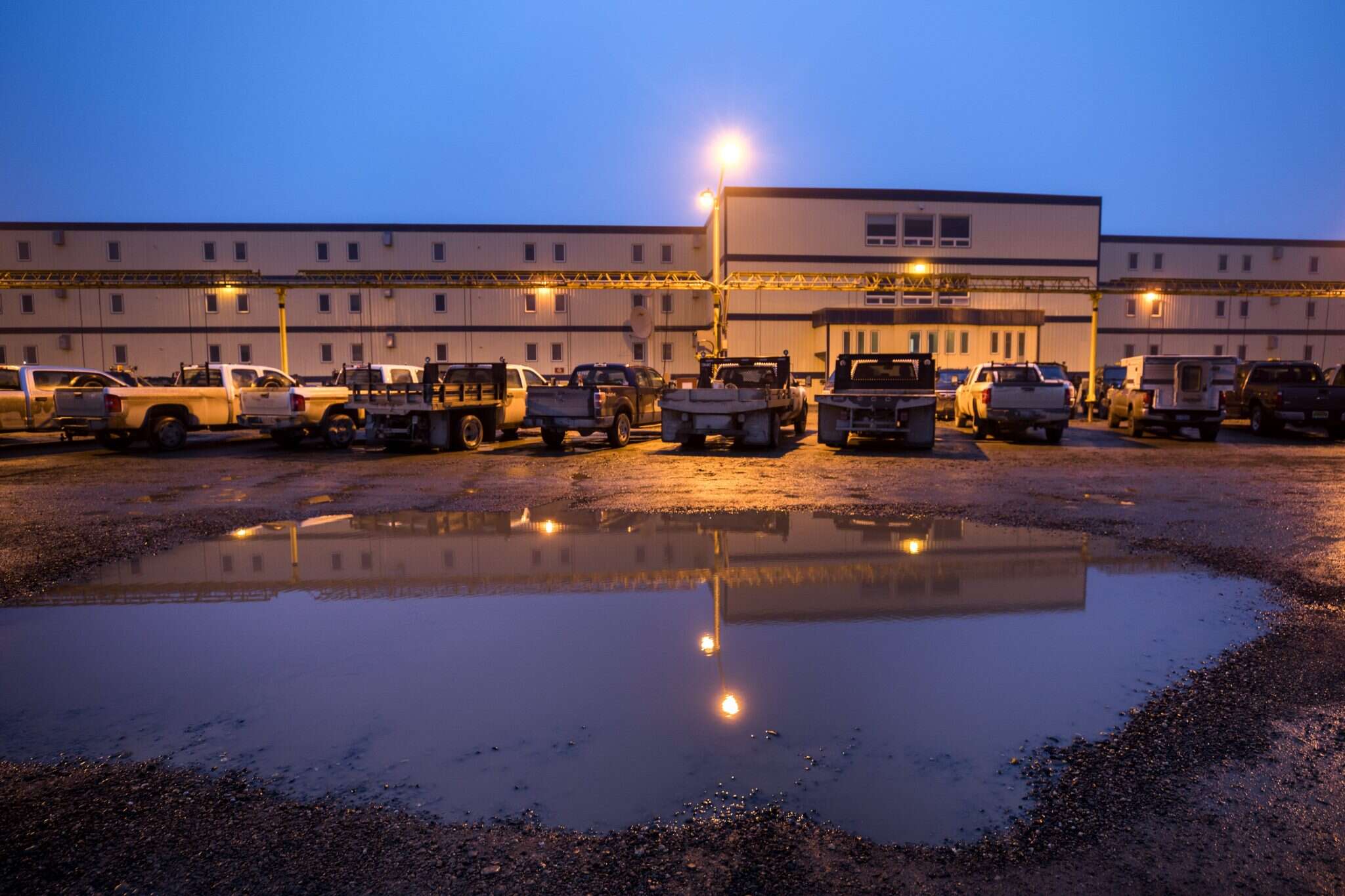 משאיות לאספקת נפט בצפון מרכז אלסקה. | EPA