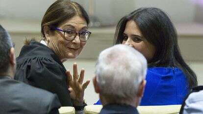 נשיאת בית המשפט העליון אסתר חיות ושרת המשפטים איילת שקד. | EPA JIM HOLLANDER